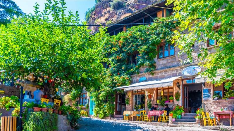 Çanakkale Assos Gezi Rehberi 2026: Taş Sokaklar, Serin Deniz ve Zamansız Bir Ege Hikâyesi