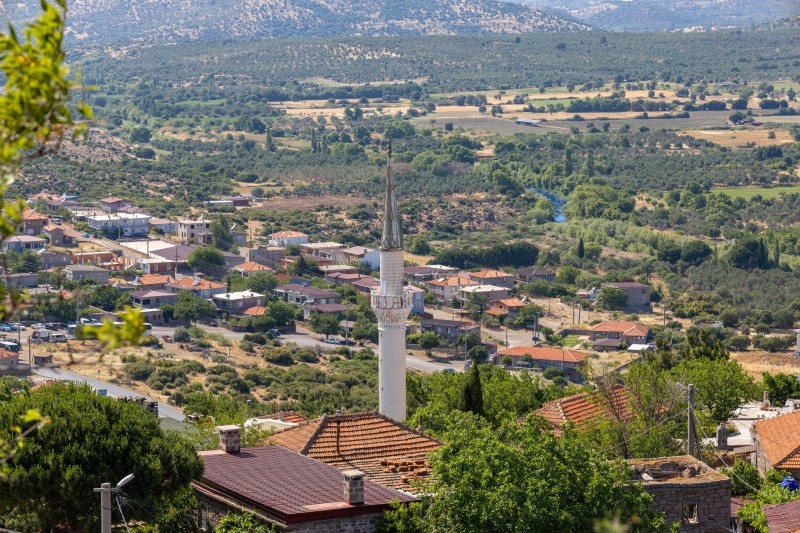 Assos tepesinden Behramkale köyü ve zeytinlikler