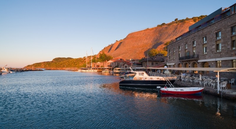 Gün batımında Assos limanı