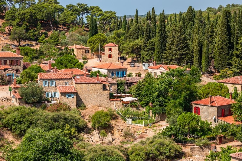 Kuzey Ege'de yamaca kurulmuş taş evlerden oluşan köy dokusu